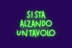 SI STA ALZANDO UN TAVOLO